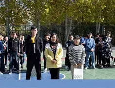 运动员们在赛后庆祝胜利，展现出团结互助的团队精神的简单介绍