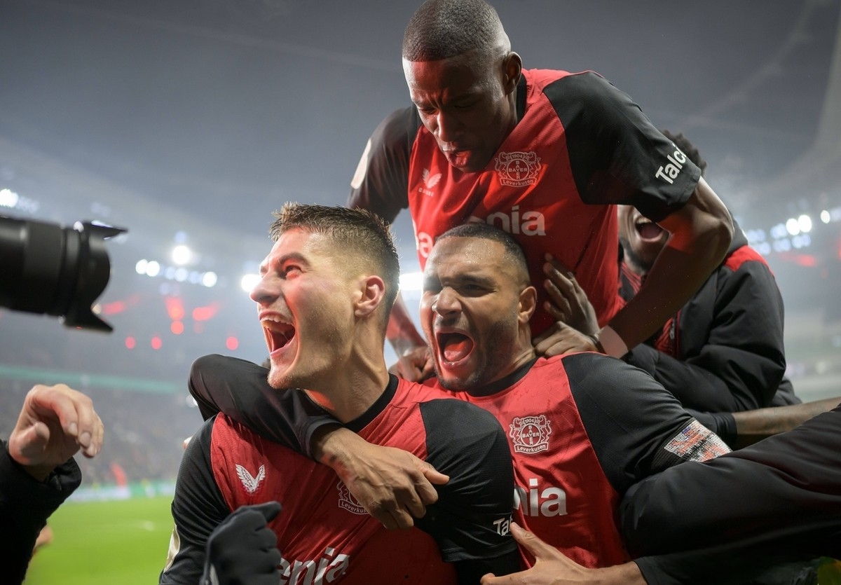 包含莱比锡红牛客场战平汉诺威，难分胜负的词条