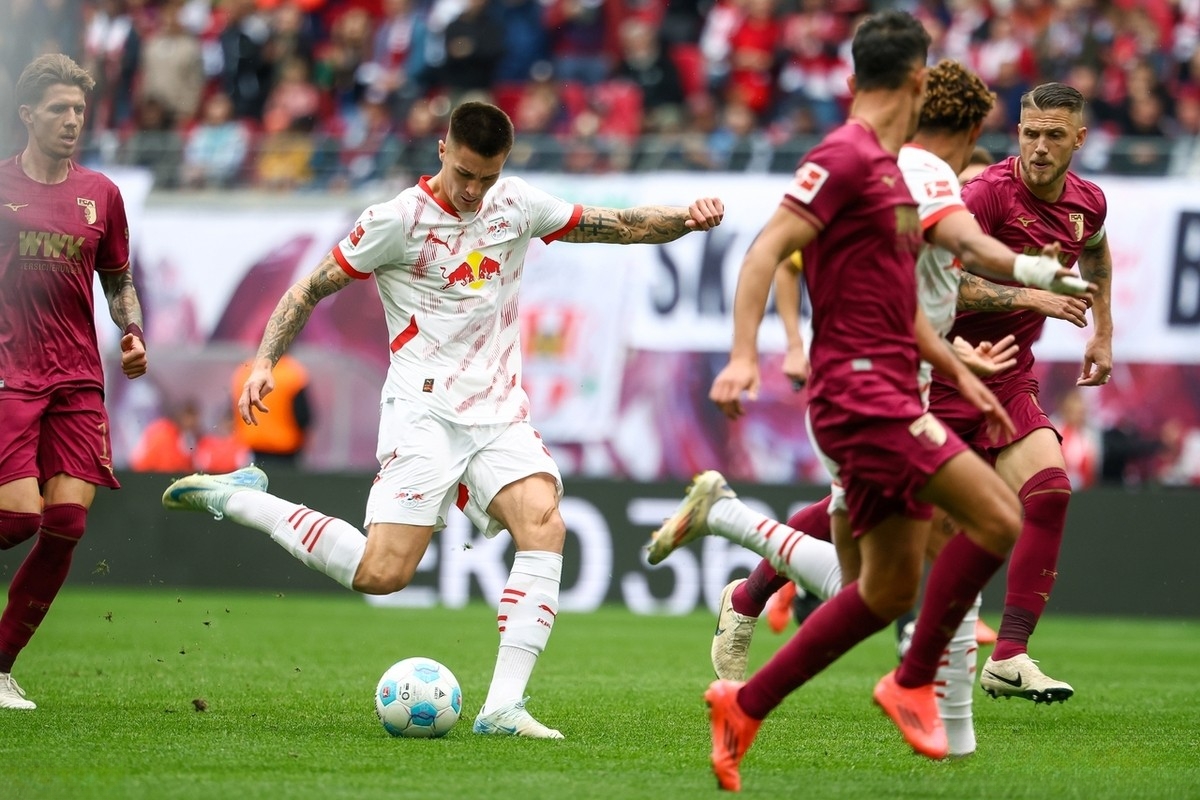 包含莱比锡红牛客场战平汉诺威，难分胜负的词条